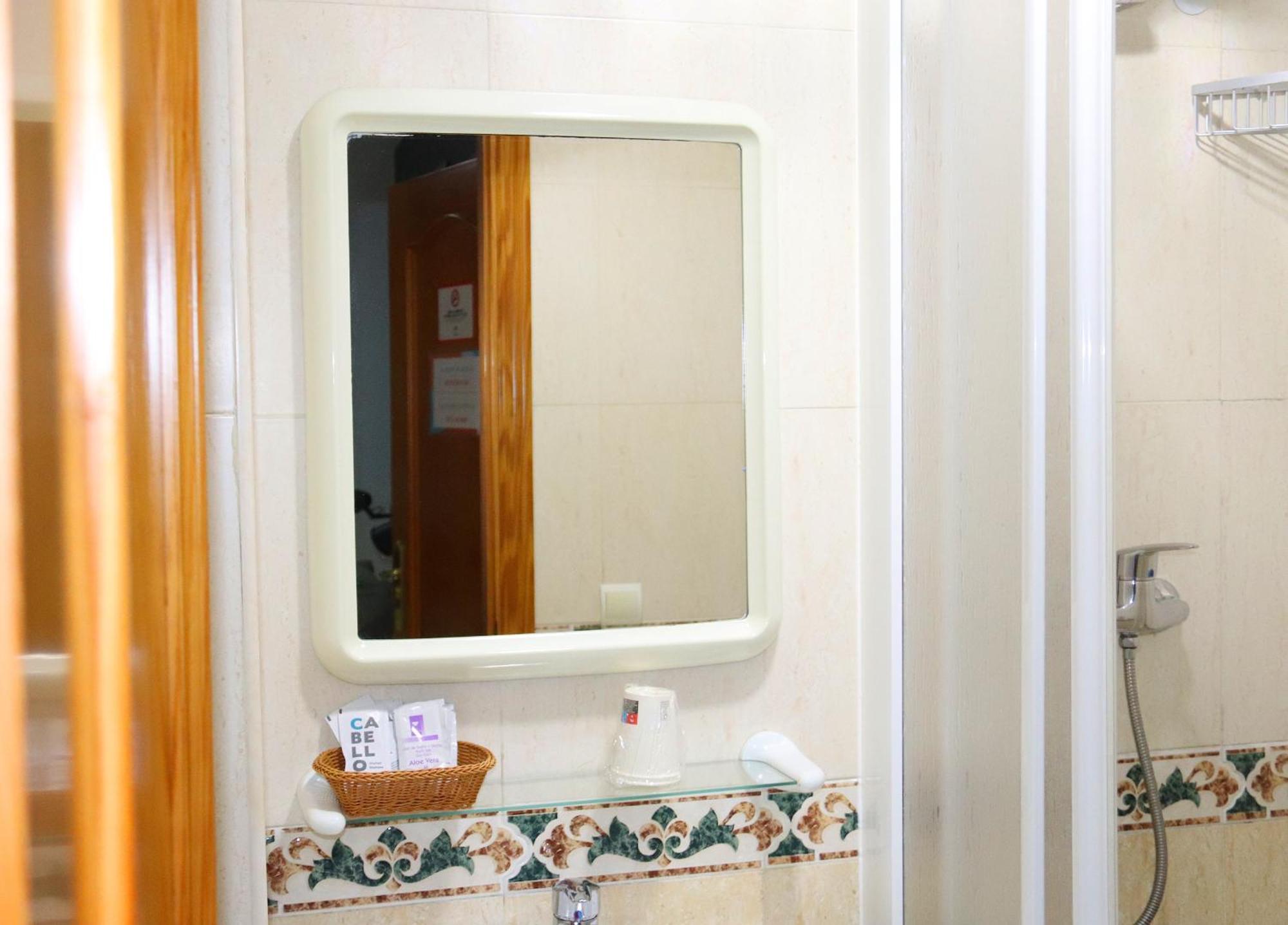 Hostal La Estacion Benajarafe Buitenkant foto